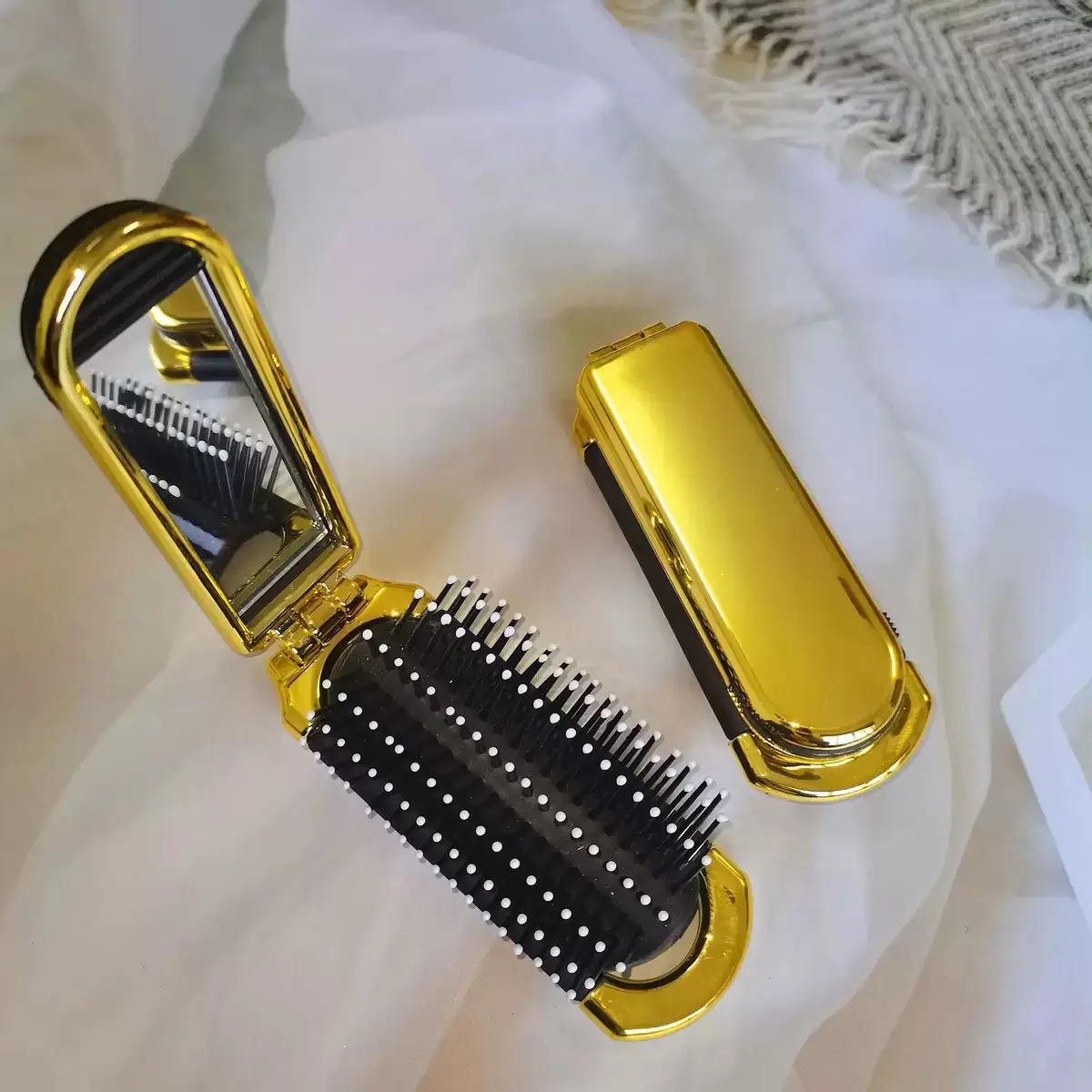 Foldable mirror brush